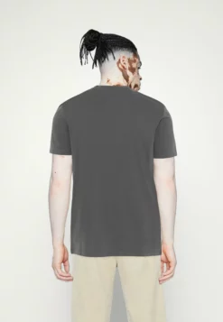 TOM TAILOR DENIMPRINTED CREWNECK - T-shirt Med Print - Quiet Mid Grey -Tom Tailor Denim Försäljning b9fe07a87e9249cd9f95e43646e9ca65 scaled